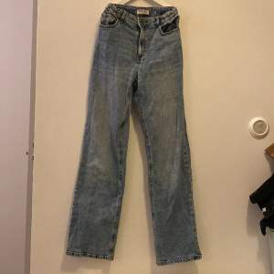 Säljer ett par jättefina helutsvängda jeans från Lindex i stl 152. Säljer två likadana i samma stl och färg. Modell Vanja. Säljer för 95 kr+ frakt. Nypris 349 kr.