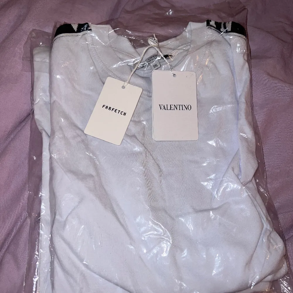  Stilren vit tröja med Valentino på axlarna. Oanvänd med lappar. Storlek XXL. T-shirts.