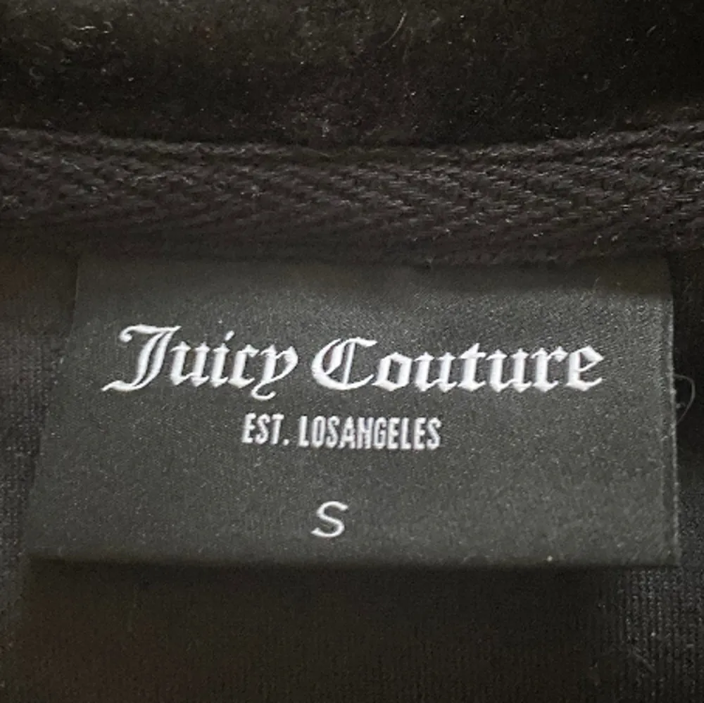 Säljer ett par svarta juicy couture byxor! Använda mindre än 10 gånger, tvättade fåtal gånger och i väldigt bra skick. Storlek S. Nypris: 1200kr. Säljer endast för de inte kommer till användning. Tvättas innan de säljs. Pris kan diskuteras . Jeans & Byxor.