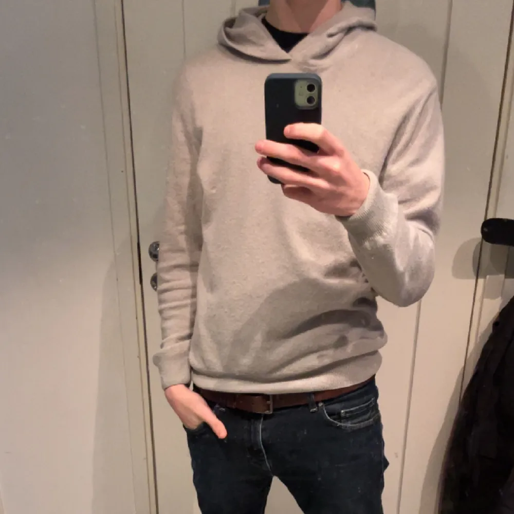 Oscar jacobson hoodie S. Köpt på NK för 1599kr.  Jag är 183 och passar bra. 9/10 skick . Hoodies.