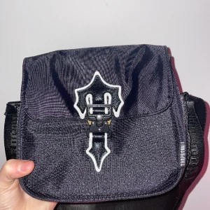 Trapstar bag/väska - Säljer min väska för har bytt stil och har en andra väskor men säljer för 300 