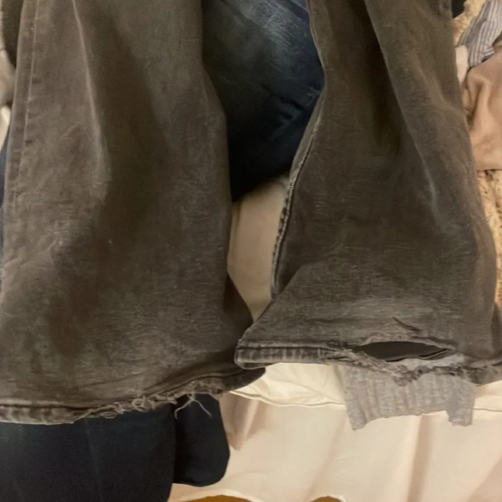 Säljer dessa coola jeans utan ”midja” Kan skicka fler bilder!! Jeansen är lite sönder eftersom att de är lite långa på mig som är 164cm! Men passar fortfarande bra! Det som är sönder syns på bild! och det syns inte när man går❤️De passar mig i midjan. Jeans & Byxor.