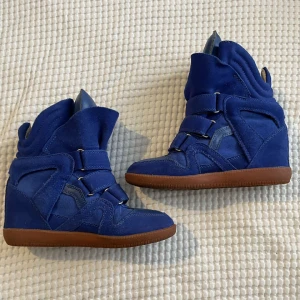 Isabel marant skor - Isabel marant skor i klarblå färg! Storlek 37 Skick 10/10
