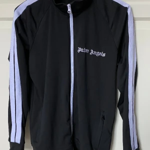 Palm angels kofta - Hej gott folk! Säljer en Palm Angels kofta. Fraktar gärna, finns och hämta i Bollebygd annars!