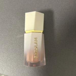 Sheglam highlighter - Säljer en highlighter från sheglam då den ej kommer till användning. Helt oanvänd. Färgen är bellini brunch