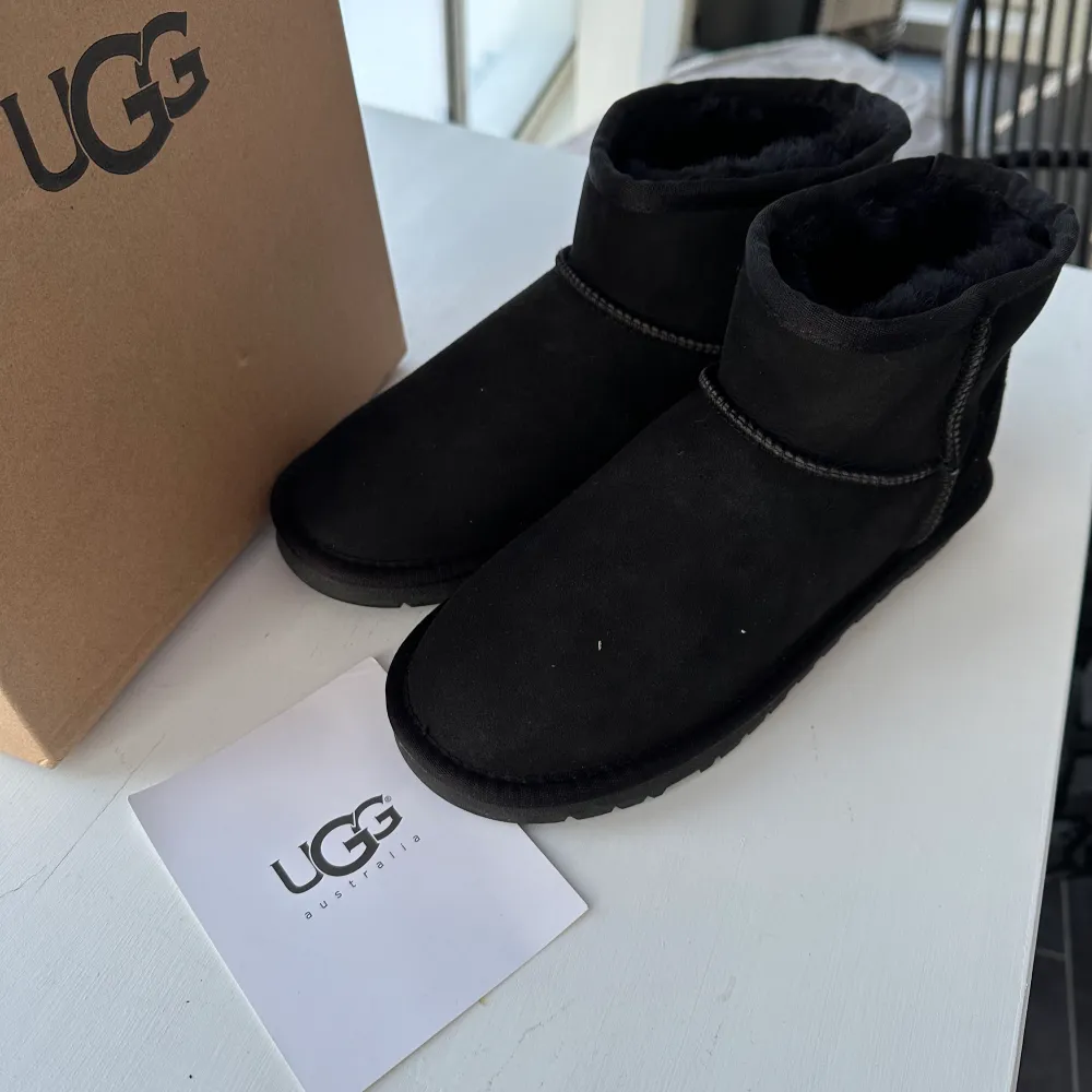 Säljer ett par nya svarta ugg’s som var lite för stora. Köptes av min mamma och skorna fick jag i julklapp🫶💕 köpta för 2300kr. Skor.