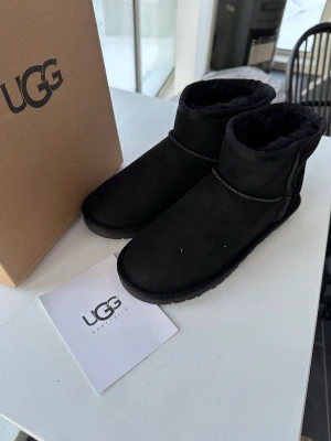 UGG’s  - Säljer ett par nya svarta ugg’s som var lite för stora. Köptes av min mamma och skorna fick jag i julklapp🫶💕 köpta för 2300kr