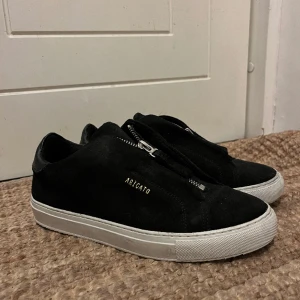 Arigato skor - Jättefina skor från Axel Arigato. Använda fåtal gånger. Nypris 1800 kr.  Storlek 37!🌟