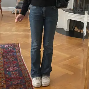 Säljer dessa blå jeans från Gina Tricot i bra skick! Har använts ett fåtal gånger men får ingen användning av dom längre. Det är medelhög midja och de är bootcut.