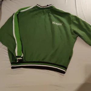 Boxy Kickers tröja - Köpt här på Plick för 300, säljer då den var för liten. Står M på lappen men passar mer som S/XS. Tröjan är i gott skick men smått nopprig.