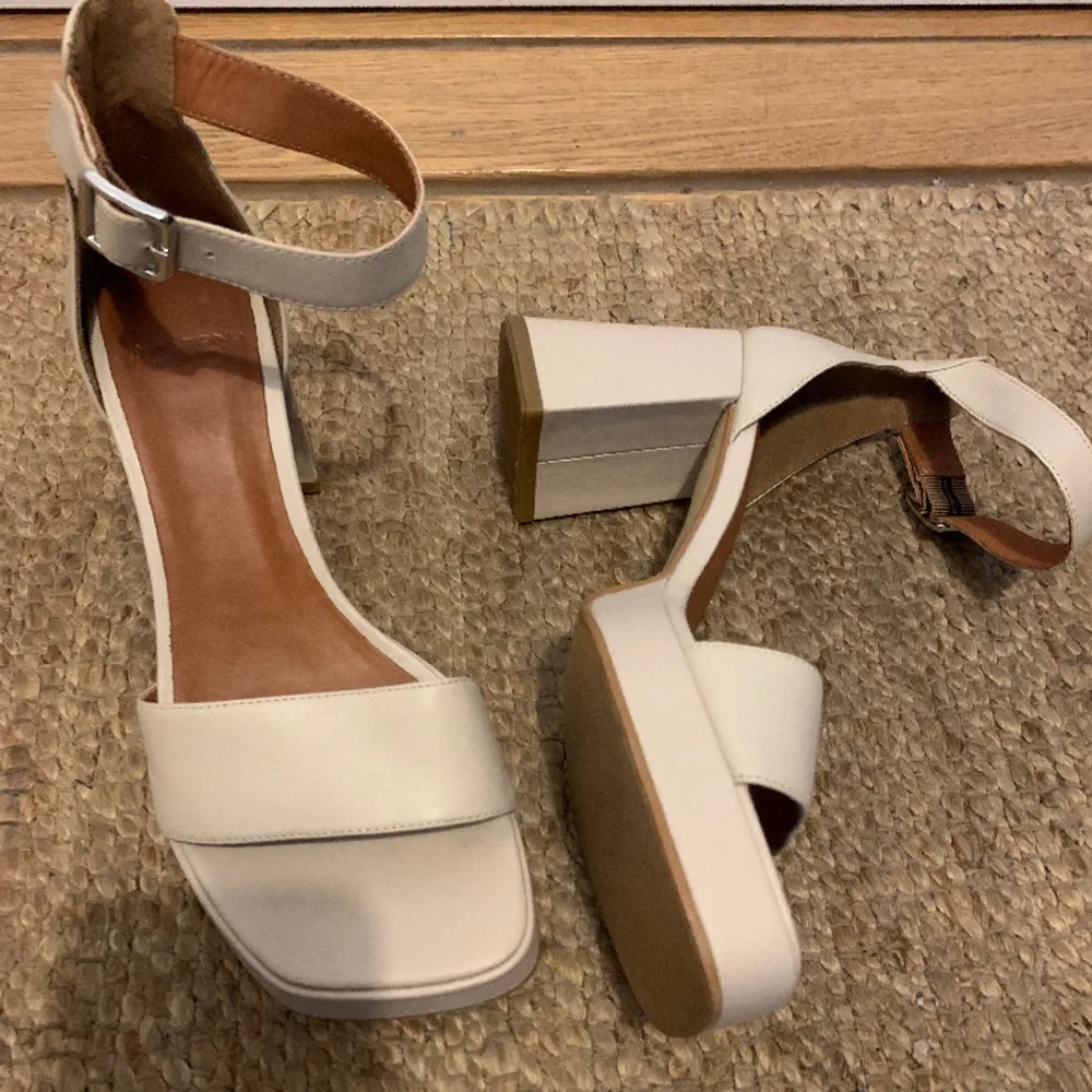 Vagabond heels worn once, so in great condition. 🩷 size 37. . Skor.