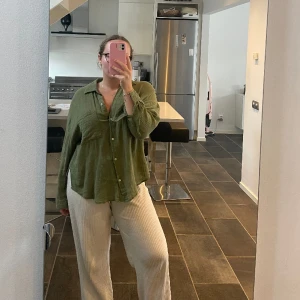 Grön blus/skjorta  - En så skön och fin tunn skjorta, i en grön färg! Använd 1 gång, så som helt ny.  Materialet är såå skönt och luftigt 🥰💚