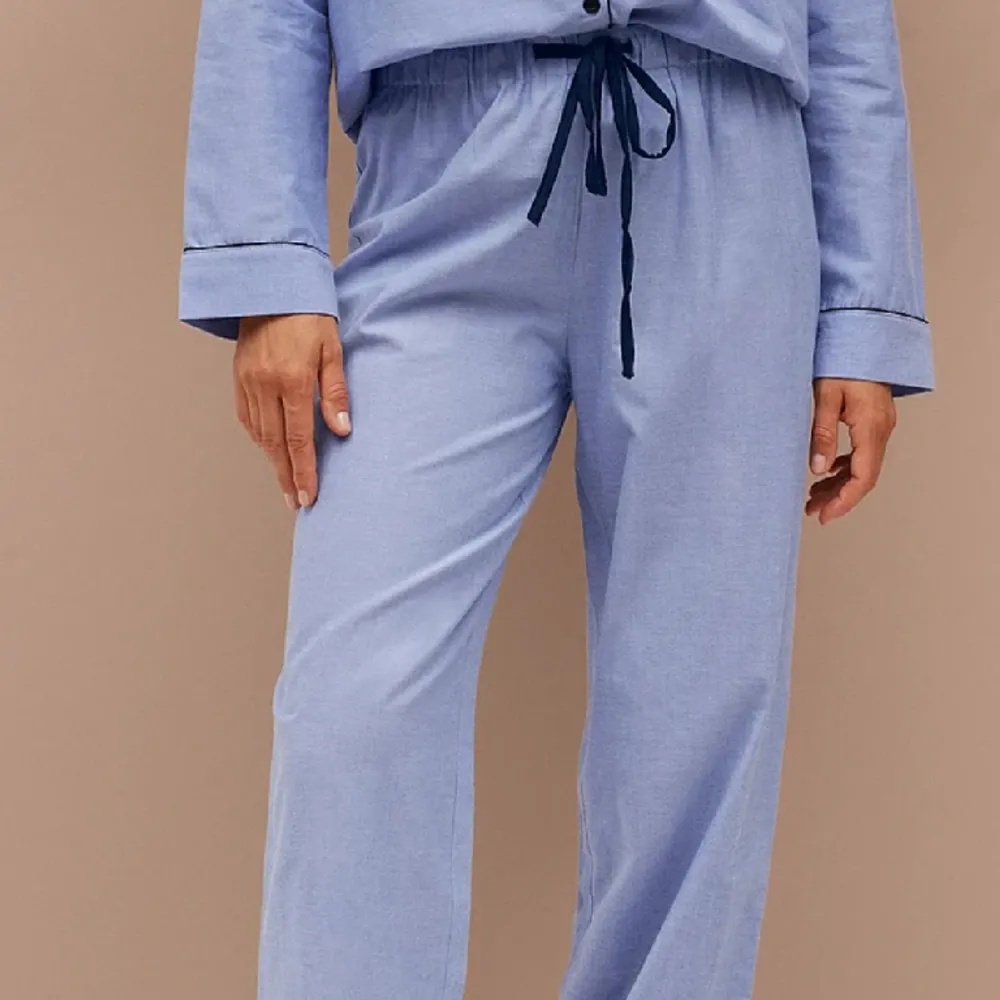 Raka pyjamasbyxor från ellos i storlek 34/36. Köpt för 250kr och säljer för 150kr. Sparsamt använda. Säljer pga att de är lite korta för mig💙💙. Jeans & Byxor.