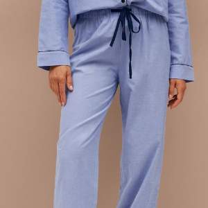 Raka pyjamasbyxor från ellos i storlek 34/36. Köpt för 250kr och säljer för 150kr. Sparsamt använda. Säljer pga att de är lite korta för mig💙💙
