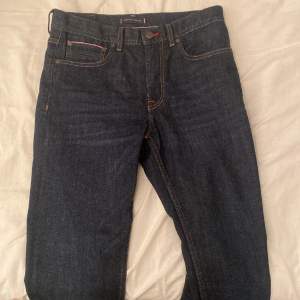 Helt oanvända jeans från Tommy Hilfiger, modellen heter mercer och det är regular fit. Storlek 30/32