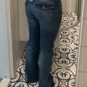 Blå trendiga jeans - Lånade bilder‼️ Säljer dessa populära H&M jeans som är helt slutsålda. Jätte snygga och Fint skick, endast använda 5 gånger! Pris kan diskuteras, tryck gärna på köp nu💕💕