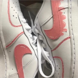 Air force 1 - Costumed airforce 1, skavanker på insidan (se bild 3) annars i mycket fint skick!