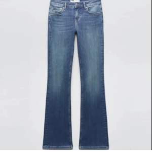 Säljer dessa lågmudjade boot cut jeans från zara då dom är för små för mej💓 Fint skick!