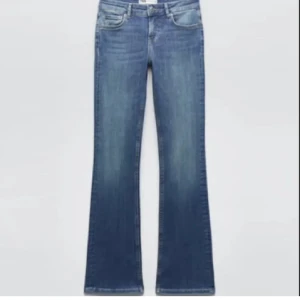 Zara low waist jeans  - Säljer dessa lågmudjade boot cut jeans från zara då dom är för små för mej💓 Fint skick!