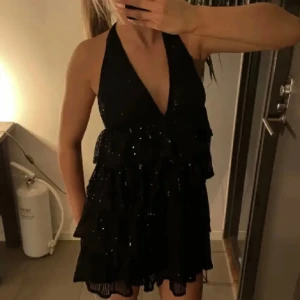 klänning - Första 2 bilderna är lånade! Säljer denna super fina glitterklänning som jag endast använt på nyår!