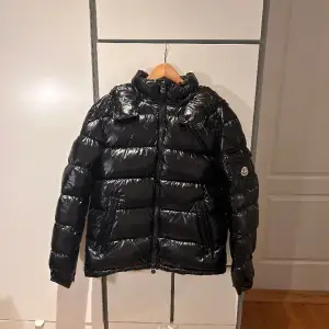 Svart Moncler maya storlek 4(M/L). Jackan är köpt för ett år sedan på plick men är sparsamt använd och har inga synliga defekter. Skick 8/10 Nypris: 15 000 Vårt pris: 4100 