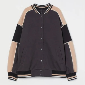 Baseball jacket - Bra för vinter, har typ tjock material, den är lite lång.  Den är stor så det funkar med storlek M också