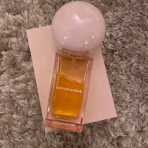 Senteur de Caia parfym - Säljer denna Caia parfym. Den heter SENTEUR DE CAIA och nypriset är 595kr men säljer för 200kr. Den är bara test sprutad men doften passade inte mig så därför säljer jag. Det är 50ml och på sista bilden ser man dofterna! 💗