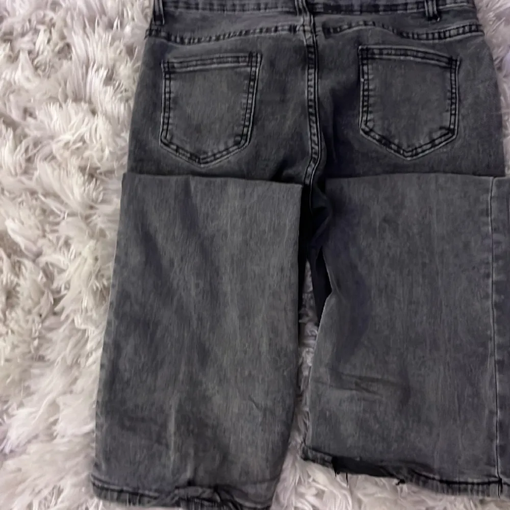 Jätte fina gråa lågmidjade jeans i storlek S. . Jeans & Byxor.
