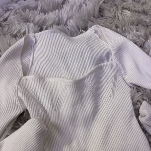 Uringad tight vit topp - Väldigt fin tight och uringad vit topp. Älskar den men den har tyvärr blivit för liten .