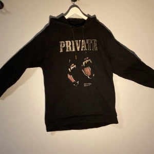 Privat hoddie  - Tröja i fleece med huva i bomullsblandning. Könsfri storlek, designad för avslappnad passform. Känguruficka. Tappad axel. Ribbstickade fållar och ärmslut. 90% bomull, 10% polyester.Tillverkad i EU. Denna tröja går på ca 900kr i original pris 