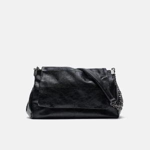 zara väska  - säljer denna sjukt snygga och stilrena väska från zara, kan skicka fler bilder vid behov! ❤️originalpris 399kr