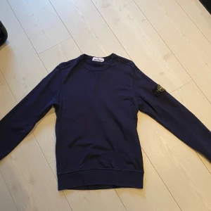 Stone Island Sweatshirt ÄKTA - Hej! Säljer nu min väldigt fina Stone Island Sweatshirt. Den är i storleken S och är såklart äkta. Inga skador på den eller något likande. alltså 9.5/10 skick därav priset. Hör av er vid frågor