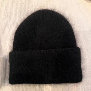 Mössa från tête - Aldrig använda mössor, ordinarie pris för en är 550! Säljer en för 200kr och båda för 350kr