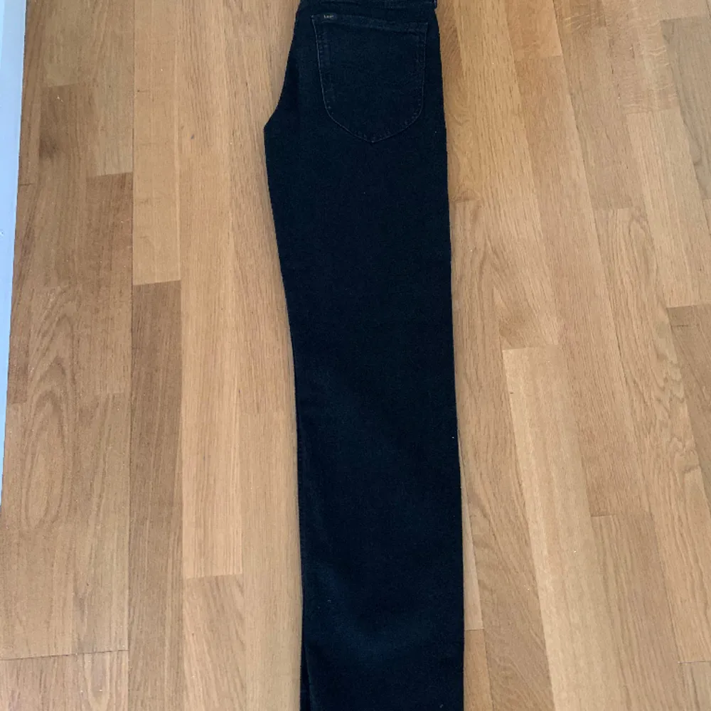 Jättefin svart  jeans av märket Lee i storlek 31/32. Byxorna är nya. Mer bilder kan skickas. . Jeans & Byxor.