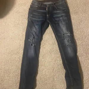 Dsquared2 jeans 👖  - Ett par gamla men fina dsquared2 jeans (äkta), som fortfarande är i väldigt fint skick! . Skriv för mer bilder, och pris kan diskuteras!