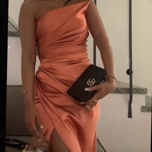 Satin Klänning - Säljer denna satinklänning i storlek 32, finns även i grön. Köpt för 2 200kr säljes för 800kr