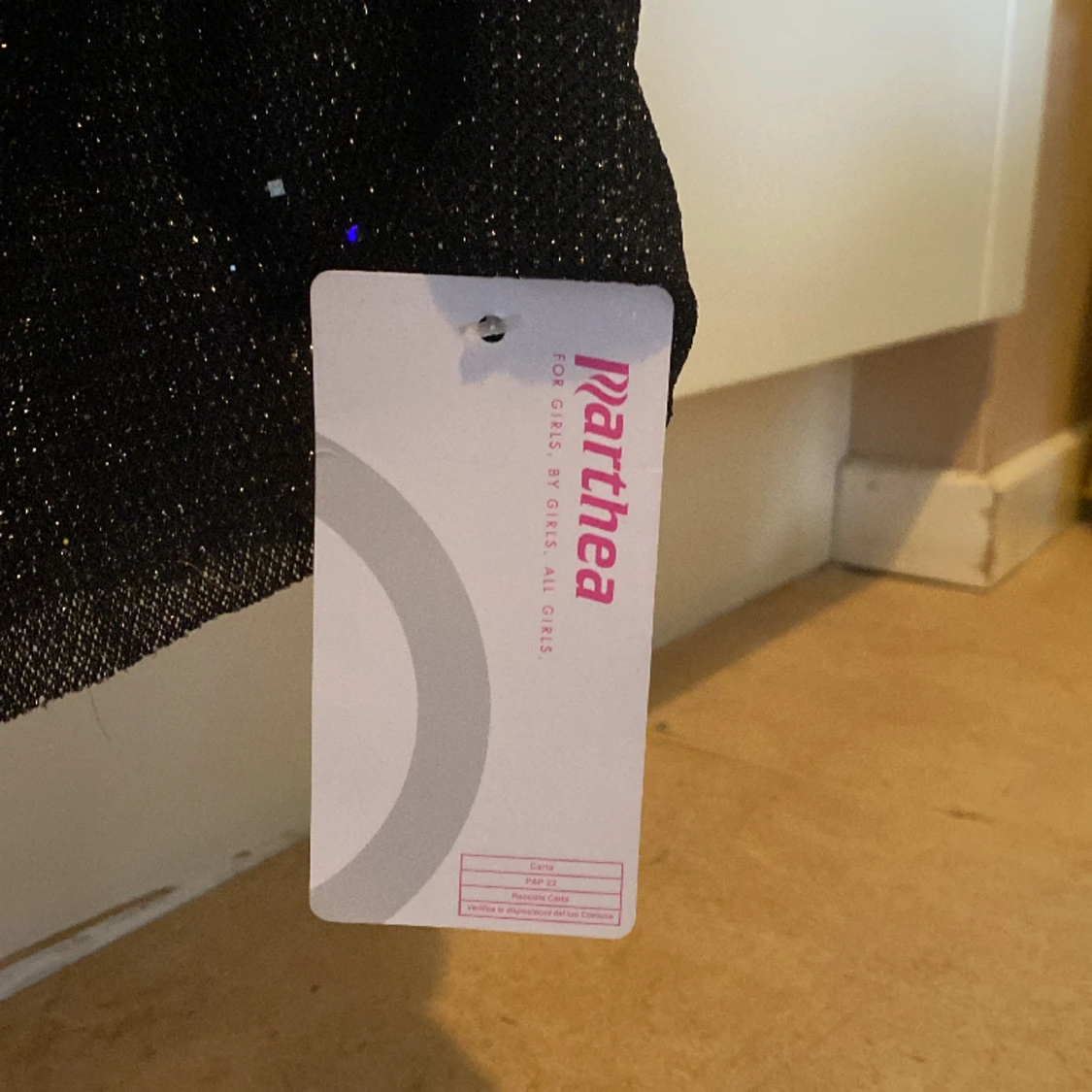 En fin glittrig festklänning med öppen rygg  - 90