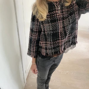 Trekvartsärmad tröja - Säljer denna super snygga trekvartsärmad tröjan från Zara💗 Skriv om ni har några frågor🫶