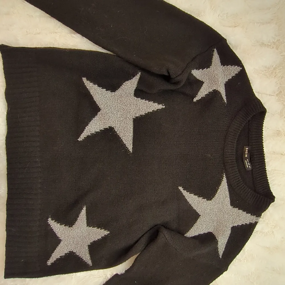 En fin långärmad tröja med stjärnor på🥂 inte min stil längre❤️ köp nu för ett bra pris för 75kr🛍️😚🎀. Stickat.
