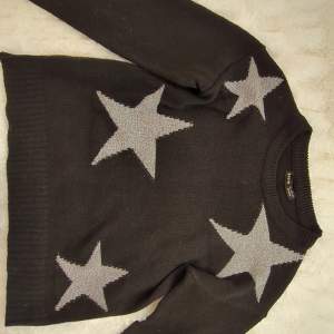 En fin långärmad tröja med stjärnor på🥂 inte min stil längre❤️ köp nu för ett bra pris för 75kr🛍️😚🎀