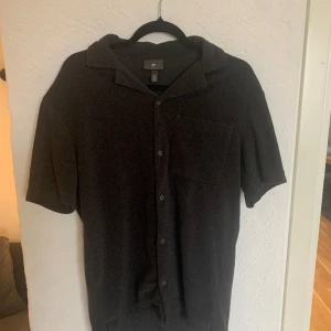 Svart skjorta H&M - Tjena, Säljer min svarta skjorta utan ärmar från H&M Knappt använd och har inga fläckar Storlek S men passar M också