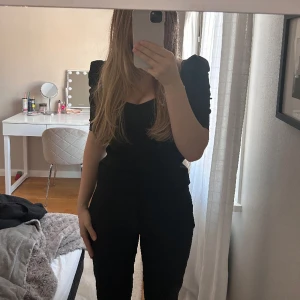 Svart topp - Så fin topp med lite puffärm! Säljer då den inte kommer till användning💕