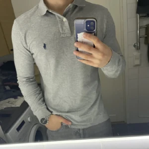 Ralph Lauren polo tröja  - En mycket fin polo Ralph lauren polo tröja i mycket bra skick. På lappen står det S men den sitter som en M