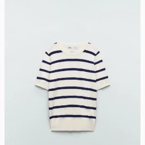randig topp från zara - jätte fin topp från zara. den är knappt använd och jag vet inte om den fortfarande säljs.