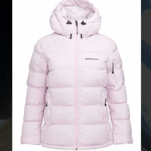 Vinterjacka  - Tjock vinterjacka från Peak performance i storlek S. Passar S/M. Knappt använd, och väldigt fint skick. Inköpt för 3999kr. Pris kan diskuteras, skriv även vid frågor eller bilder på jackan. Färgen är rosa/lila.