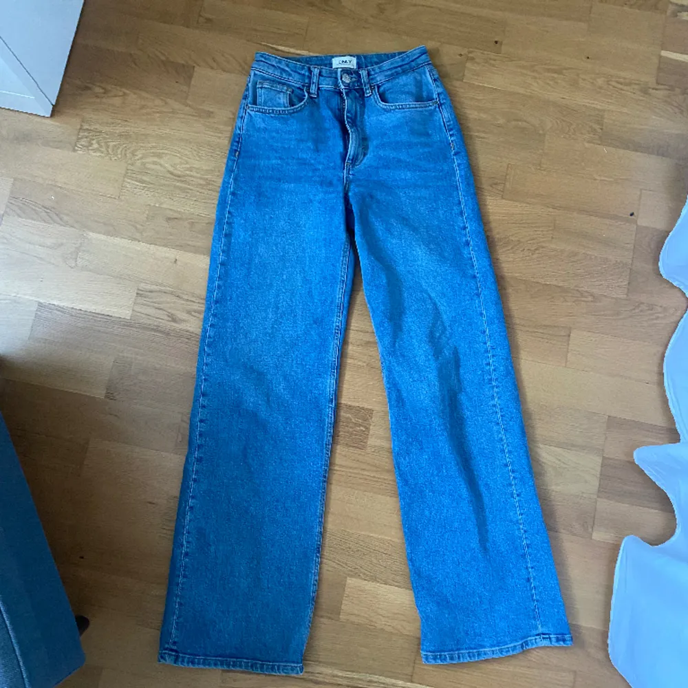 säljer dessa blå jeans från only, de är högmidjade och vida i modellen💓 pris kan diskuteras!!. Jeans & Byxor.