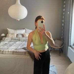 Pastellfgrön, blank fest-topp med knyt i nacke & rygg från Gina Tricot, i storlek 36 💚