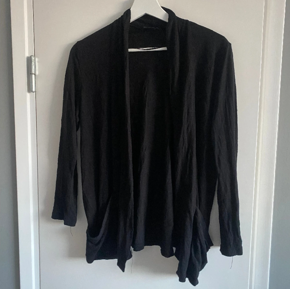 svart kofta med fickor