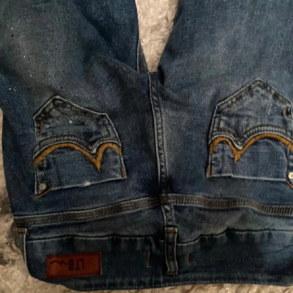 Ett par jätte snygga jeans från Ltb köpt här på Plick precis och fick hem idag var dock lite för små. De är 24/30 och är inte bootcut men inte heller skinny ❤️ priset kan diskuteras skriv vid frågor . Jeans & Byxor.