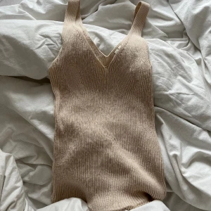 Linne  - Jätte fint ribbat linne! Endast använd 2 ggr så i nyskick. Perfekt för sommarn eller under en kofta💕